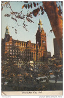 Milwaukee City Hall Old Postcard Travelled 1981 Bb160201 - Milwaukee