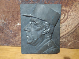 Sculpture Bas Relief Portrait Du Général Charles De Gaulle Signé Cachot - Altri & Non Classificati