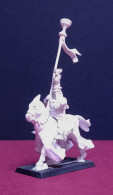 1 Figurine WARHAMMER En Métal Et En Plastique : 1 Chevalier Avec Porte-banière ( Voir Photos ) - Other & Unclassified