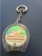 Porte-clé Ancien / Friandise /AMERICANA /Chewing-Gum/Avec Petit Jeu Au Verso / Vers 1960-1970             POC620 - Porte-clefs