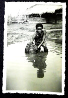 ► PHOTO Ancienne - Pêcheur Au Casier  Asie Sud Est -  9 X 6 Cm - Azië