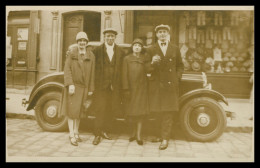 * Cp Photo - 4 Personnes Devant Une Vieille Voiture Devant Un Magasin - Bonneterie Chapellerie Chapeau - FORD RENAULT ?? - Tiendas