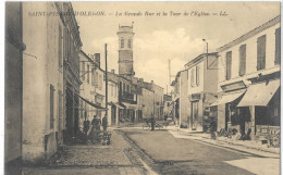 17    SAINT - PIERRE - D' OLERON    LA  GRANDE  RUE  ET  LA  TOUR  DE  L' EGLISE - Saint-Pierre-d'Oleron