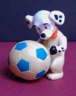 Figurine Des 101 Dalmatiens : Dalmatien Assis Tenant Une Balle Entre Ses Pattes Avant ( Voir Photo ). - Disney