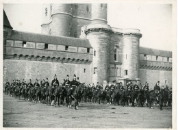 Photo Régiment De Cuirassiers à Cheval Devant Le Château De Vincennes.18/24 - Guerre, Militaire