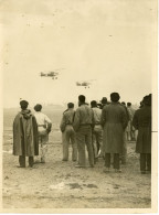 Photo Hommes De Dos Qui Observent Une Escadrille D'avions - Guerra, Militari