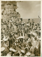 Photo équipage Bateau Italien En Liesse Autour De Mussolini Au Large De Naple - Guerre, Militaire