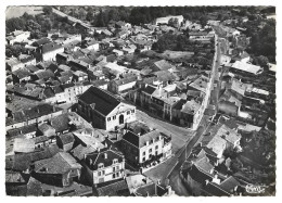 86 Gencay - Vue  Aerienne De La Place Centrale  Et De L'ensemble De La Ville - Gencay