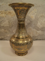 Ancien Vase Laiton Incrustation Cuivre Argent Proche Orient Ou Moyen Orient - Oriental Art