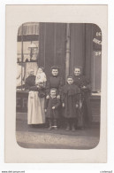 Carte Photo VOIR ZOOM Femmes Enfants Devant Magasin Vitrine Devanture Mercerie Société Des Produits As De Trèfle - Magasins