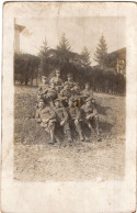 Carte Photo D'un Officiers Avec Des Soldats Allemand Dans Un Village A L'arrière Du Front En 14-18 - 1914-18