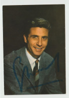 Gilbert BECAUD - Chanteur Compositeur - Autographe Sur CARTE POSTALE D'après Photo SAM-LIEVIN Vers 1970 - Zangers & Muzikanten