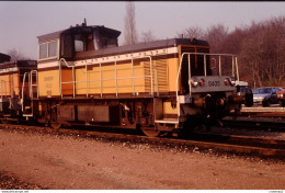 Photo Diapo Diapositive Slide Train Wagon Locotracteur Diesel SNCF Y 8405 Et 7676 à Achères En 11/1991 VOIR ZOOM - Diapositives (slides)