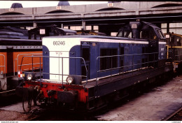 Photo Diapo Diapositive Slide Train Wagon Locomotive Diesel SNCF BB 66246 à NEVERS En 01/1992 VOIR ZOOM - Diapositives