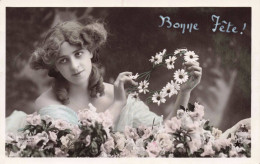 FÊTES ET VOEUX - Bonne Fête - Jeune Femme Tenant Une Couronne De Fleurs - Carte Postale Ancienne - Sonstige & Ohne Zuordnung