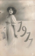 PHOTOGRAPHIE - Une Femme En Robe Blanche Longue - Carte Postale Ancienne - Photographie