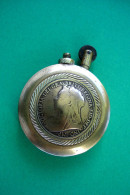 Guerre 14-18 Briquet De Tranchée De Poilu Anglais Bi Face Reine Victoria Jeune Et âgée Militaria - 1914-18