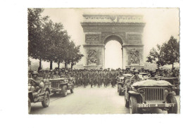 Cpm MILITARIA - Paris - Défilé Troupes Américaines - 1944 - Libération Voiture Jeep Soldats - War 1939-45