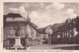 74 - La Roche Sur Foron - Place De La République - Les Arcades - La Roche-sur-Foron