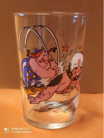 1968 VERRE ASTERIX ET OBELIX, OBELIX FRAPPE , UDERZO ® DARGAUD® 1968 - Tischkunst