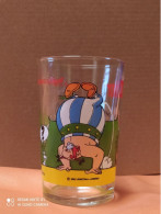 VERRE ASTERIX ET OBELIX, OBELIX DRESSEUR CHIENS , GOSCINI UDERZO ®MAILLE® 1990 - Tischkunst