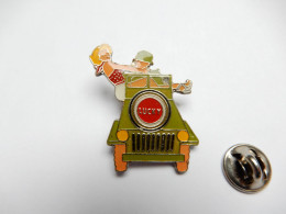 Beau Pin's , Marque Tabac Lucky Strike , Auto Jeep , Pin Up - Markennamen