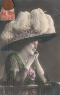 Carte Postale Ancienne D'une Dame Avec Un Beau Chapeau à Plumes - Moda