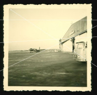 Orig. Foto 60er Jahre, Blick Auf Den Flughafen Flugplatz Hamburg Fuhlsbüttel, Altes Flugzeug, Oldtimer Classic Airplane - Nord