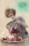 FÊTES ET VOEUX - 1er Avril - Une Femme Tenant Un Poisson - Carte Postale Ancienne - 1er Avril - Poisson D'avril