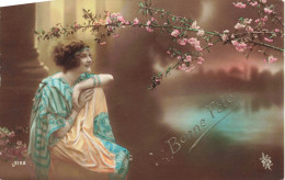 FÊTES ET VOEUX - Bonne Fête - Une Femme En Costume Regardant Les Fleurs - Colorisé - Carte Postale Ancienne - Andere & Zonder Classificatie