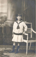 PHOTOGRAPHIE - Une Petite Fille En Uniforme Scolaire - Carte Postale Ancienne - Fotografia