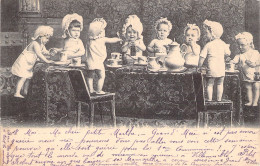 ENFANTS - Bébés Autour D'une Table Pour Le Thé - Tea Time - Carte Postale Ancienne - - Grupo De Niños Y Familias