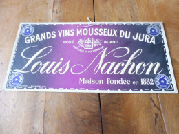 Plaque Publicitaire Relief :  Louis Nachon GRANDS VINS MOUSSEUX DU JURA    Dimension   33x 16cm  (Maison Fondée En 1882) - Placas De Cartón