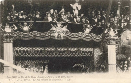 PHOTOGRAPHIE - Le Roi Et La Reine D'Italie à Paris - A La Revue  - Le Roi Saluant Les Drapeaux - Carte Postale Ancienne - Fotografie