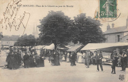 CPA 03 MOULINS / PLACE DE LA LIBERTE UN JOUR DE MARCHE - Autres & Non Classés