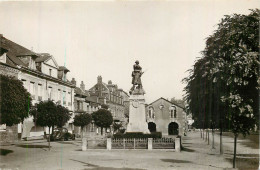 AUFFAY Le Monument - Auffay