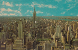 The Empire State Building Rises Majestically Above This Panoramic View Of The New York City Skyline - Formato Piccolo No - Panoramic Views