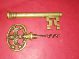 ANCIEN TIRE-BOUCHON FLEUR DE LYS  EN LAITON A DATER VOIR PHOTOS - Bottle Openers