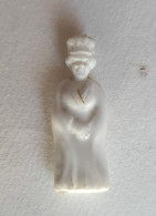 Fève En Plastique Ancienne Du Sud De La France - La Reine - Frühe Figuren