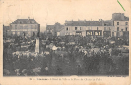 CPA 23 BOUSSAC / L'HOTEL DE VILLE ET LA PLACE DU CHAMP DE FOIRE - Autres & Non Classés