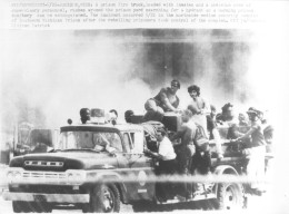 PHOTO AFP - INMATES AT MICHIGAN PRISON RIOT AND START SEVERAL FIRES May 22, 1981 - FIRE TRUCK FORD F600 SIZE 180X240 Mm - América