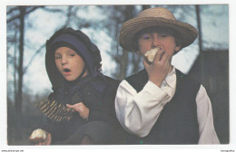 Amish Children Eating Apples, Pennsylvania Dutch Country Postcard Unused B170602 - Amerika