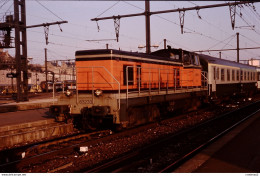 Photo Diapo Diapositive Slide Train Wagon Locomotive Diesel SNCF 63233 à DIJON Le 14/01/1992 VOIR ZOOM - Diapositives