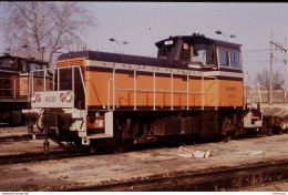 Photo Diapo Diapositive Slide Train Wagon Locomotive Locotracteur SNCF Y 8429 En AVIGNON Le 15/01/1992 VOIR ZOOM - Diapositives