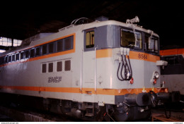Photo Diapo Diapositive Slide Train Wagon Locomotive Electrique SNCF BB 8564 à VSG Le 18/06/1993 VOIR ZOOM - Diapositives (slides)