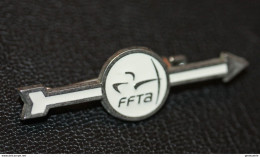 Belle Broche Insigne "FFTA / Fédération Française De Tir à L'Arc" - Tiro Con L'Arco