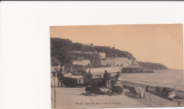 06 Alpes Maritimes Nice Quai Du Midi Les Ponchettes Pêcheurs Près De Leur Bateau (Pointu) Colline Du Château - Straßenhandel Und Kleingewerbe