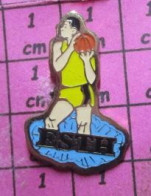 319 Pin's Pins / Beau Et Rare / SPORTS / CLUB BASKET-BALL ESTH THURY-HARCOURT CALVADOS - Pallacanestro