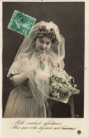 PHOTOGRAPHIE - Portrait - Femme En Robe De Mariée - Colorisé - Carte Postale Ancienne - Photographs