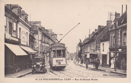 LA MALADRERIE PAR CAEN - RUE DU GENERAL MOULIN - ( ANIMEE - TRAMWAY - AUTOMOBILE - ATTELAGE CHEVAL ) - Caen